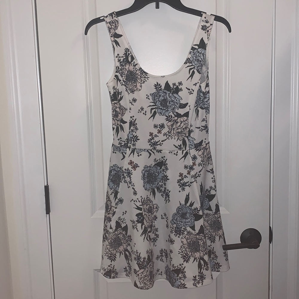 WHITE FLORAL H&M DRESS SIZE 8